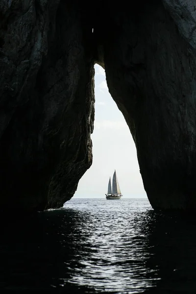 Лодка Сидящая Скале Море — стоковое фото
