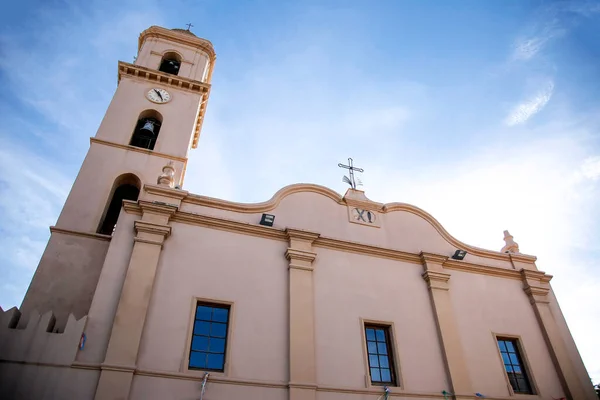 Güzel Sardunya Kilisesi Mavi Bir Arka Planda Aşağıdan Çekildi — Stok fotoğraf