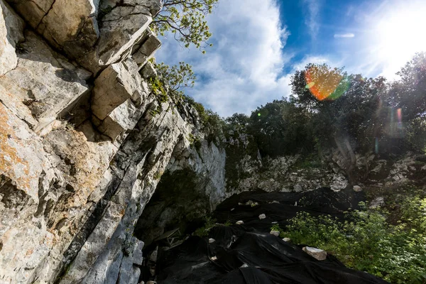 自然の美しい景色 岩の低い角度の景色 — ストック写真