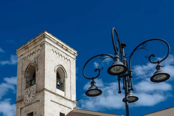 Torre Sineira Com Uma Igreja Fundo Céu Azul Com Nuvens — Fotografia de Stock