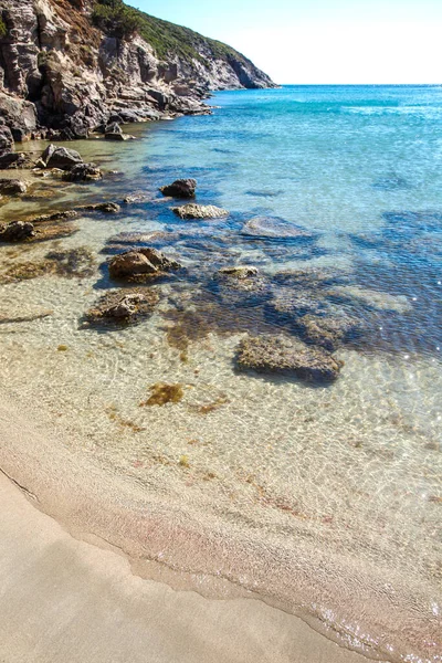 Krásná Mořská Pláž Modrým Nebem — Stock fotografie