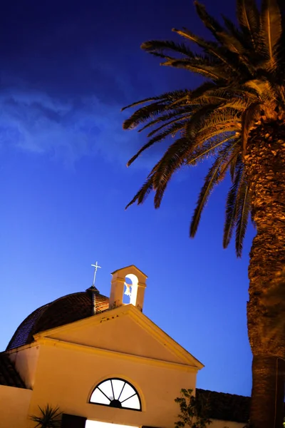 Церковь Крышей Вечером — стоковое фото