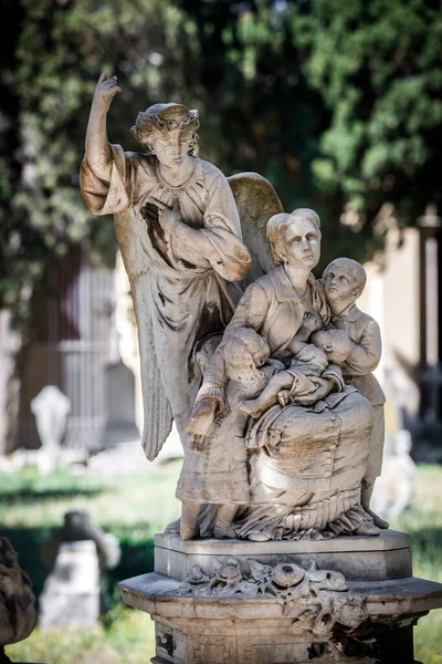 Статуя Монументальному Кладовищі Бонарія — стокове фото