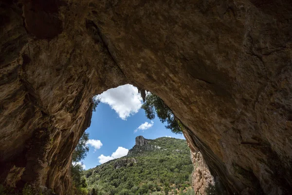 Höhle Mit Blick Auf Die Berge — Stockfoto