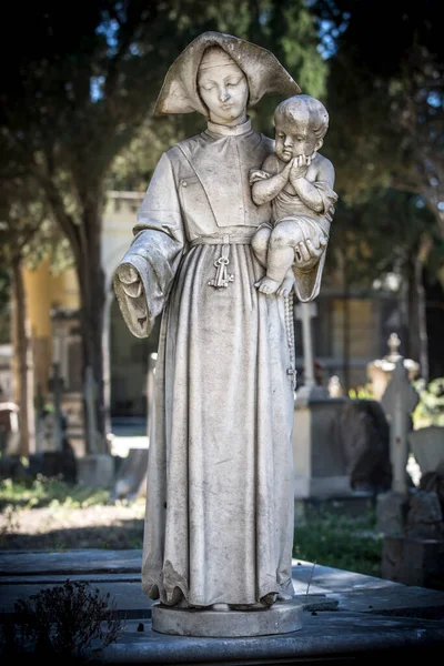 Статуя Монументальному Кладовищі Бонарія — стокове фото