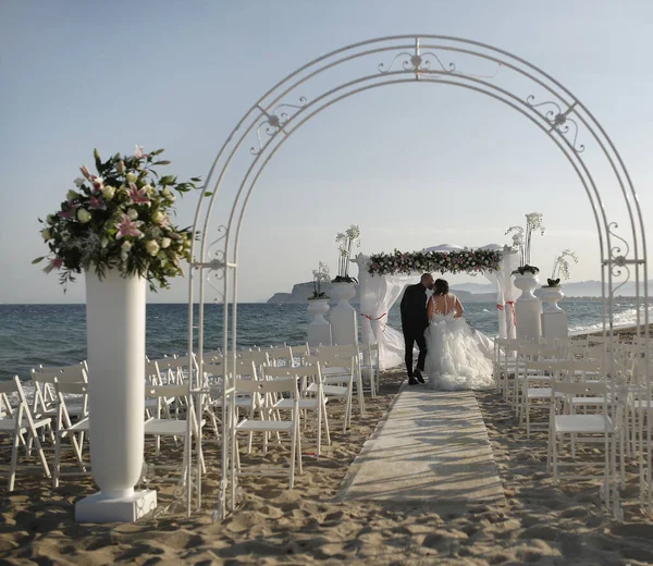 Ceremonia Boda Playa Con Arco Arco Fotos de stock libres de derechos