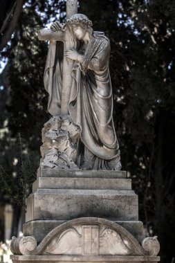 Bonaria anıtsal mezarlığındaki heykel.