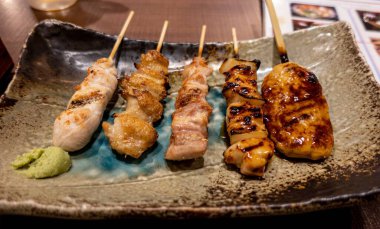 Bu, özenle hazırlanmış bir masaya yerleştirilmiş lezzetli bir tabağın detaylı bir yakın plan görüntüsü.