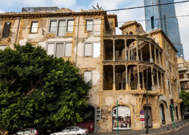 Çok sayıda penceresi olan büyük, modern bir bina hareketli bir caddenin kesişiminde stratejik olarak konumlandırılmıştır.