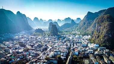 Karst dağları ve sisli manzaralı Yangshuo hava resmi. Yüksek kalite fotoğraf