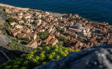 Burada, aşağıdaki engin ve güzel okyanusu gören dramatik bir uçurum üzerinde tünemiş küçük ve büyüleyici bir kasabayı görüntüleyen hava manzarası var.