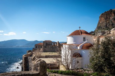Uçurumun kenarına heybetli bir şekilde tünemiş, aşağıdaki engin okyanusun nefes kesici manzarasını sunan güzel bir kilise var.