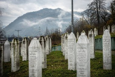 Srebrenica 'nın Srpska Cumhuriyeti' nde Arapça yazılı mezarları var. Bosna Soykırımı. Bosna mı? Yüksek kalite fotoğraf