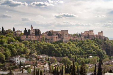 İspanya 'nın Granada kentindeki tarihi Alhambra sarayının göz kamaştırıcı ve nefes kesici manzarası.