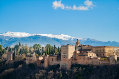Güzel Sierra Nevada dağları tarafından çerçevelenmiş Granada 'daki muhteşem Alhambra' nın nefes kesici manzarasının tadını çıkarın.