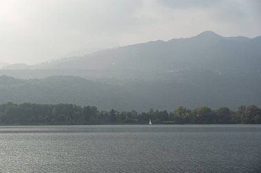 Avigliana Gölü. Piamonte 'de yelkenli ile harika bir su alanı. İtalya. Yüksek kalite fotoğraf