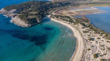 Bu, okyanusun uçsuz bucaksız uçsuz bucaksız uçsuz bucaksız okyanusuna yerleşmiş büyüleyici küçük bir adanın yer aldığı pitoresk bir plajı gösteren bir hava manzarası.