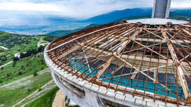 Bu görüntü, çatıda zarif bir yüzme havuzu bulunan eşsiz bir binayı gösteren bir hava görüntüsü yakalıyor.