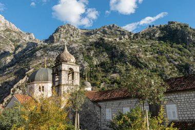 Huzurlu bir dağ manzarasının tam ortasına yerleştirilmiş görkemli bir çan kulesinin yer aldığı pitoresk bir kilise var.
