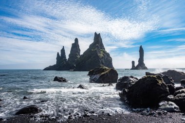 Güney İzlanda 'da Vik yakınlarında denizdeki kayalar. Yüksek kalite fotoğraf