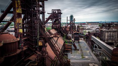 Dolni Vitkovice drone çekimi. Ölüm zamanı. Ostrava 'daki endüstriyel kompleks. Çek Cumhuriyeti. Yüksek kalite fotoğraf