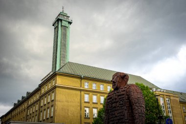 Ostrava 'daki paslı metal robot heykeli. Yeni Belediye Gözlem Kulesi. Çek malı. Yüksek kalite fotoğraf