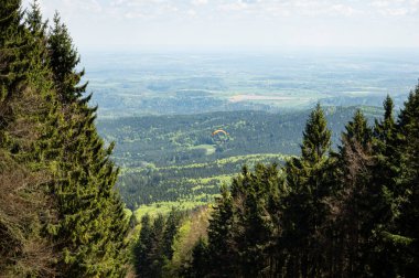 Vysilac Klet paragliding. Çek Cumhuriyeti. Cesky Krumlov yakınlarında. Yüksek kalite fotoğraf