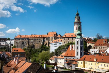 Cesky Krumlov Şato Kulesi güneşli bir bahar gününde. Çek Cumhuriyeti. Yüksek kalite fotoğraf