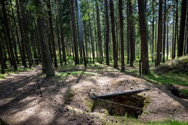 İkinci Dünya Savaşı siperleri Cesky Krumlov yakınlarında. Çek Cumhuriyeti. - Evet. Yüksek kalite fotoğraf