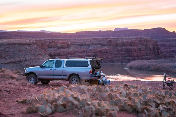 Moab, Utah 'ta bir kamp alanında bir kamyon, Colorado nehri kıyısında.