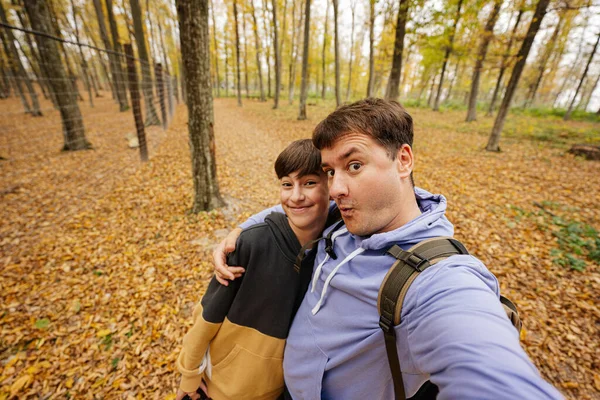 Fils Avec Père Faisant Selfie Avec Des Visages Drôles Dans — Photo