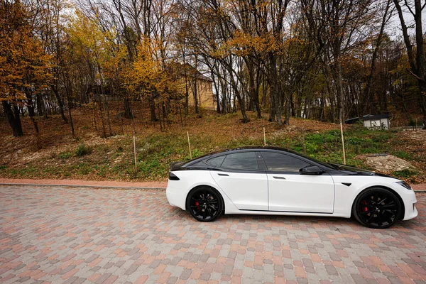 Sataniv Ucrânia Outubro 2022 Tesla Branco Preto Cor Dupla Modelo — Fotografia de Stock