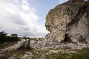 Tepe ve antik mezarlıkta Pidkamin Inselberg taşı. Ukrayna.