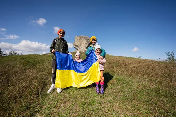 Ласкаво Просимо України Четверо Дітей Тримають Прапор Українки Біля Великого — стокове фото