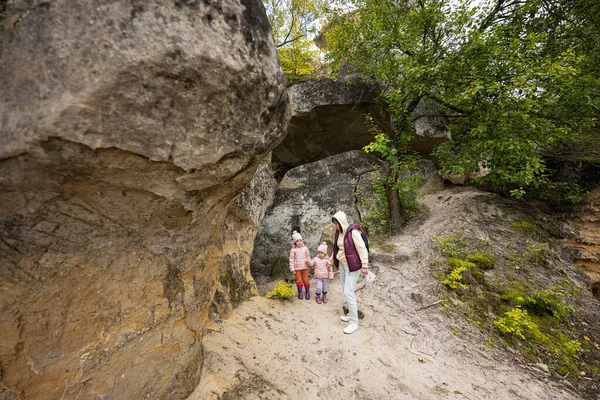 Moeder Met Twee Dochters Verkennen Kalksteengrot Bij Berg Pidkamin Oekraïne — Stockfoto