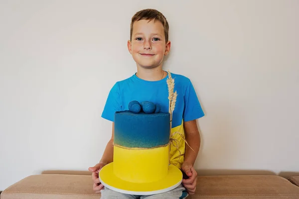 Украинский Мальчик Празднует День Рождения Держа Большой Торт Флагом Украины — стоковое фото