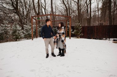 Çiftler kış günü battaniyelerini örterek birbirlerine aşık olurlar..