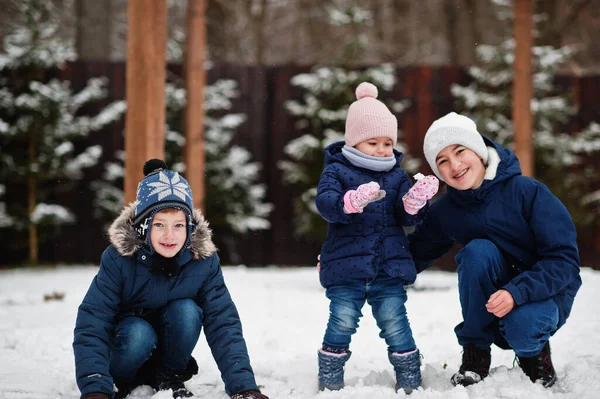 Τρία Παιδιά Παίζουν Χειμωνιάτικη Μέρα Αδέλφια Την Μεγαλύτερη Αδερφή — Φωτογραφία Αρχείου