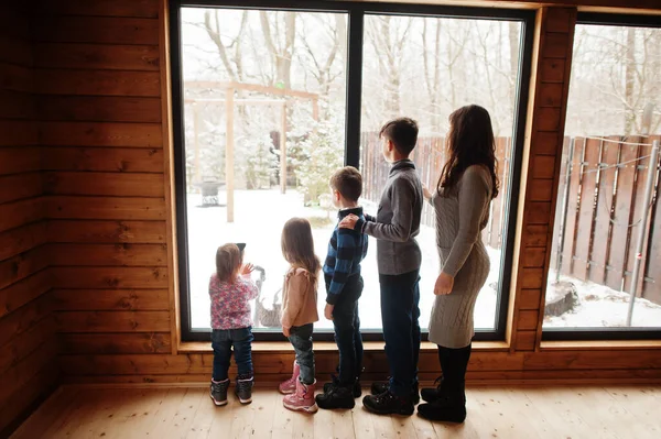 Мати Четверо Дітей Сучасному Дерев Яному Домі Проти Великого Вікна — стокове фото