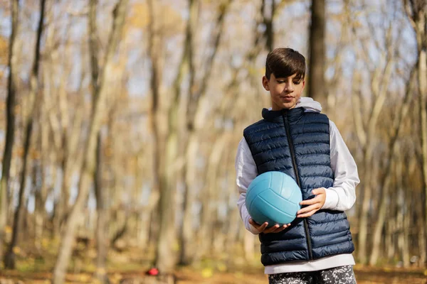 Herbst Outdoor Porträt Von Teenager Junge Mit Volleyball Wald — Stockfoto