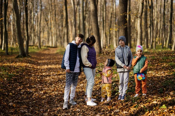 Μητέρα Τέσσερα Παιδιά Στην Οικογενειακή Αναψυχή Φθινόπωρο Δραστηριότητα Στο Δάσος — Φωτογραφία Αρχείου