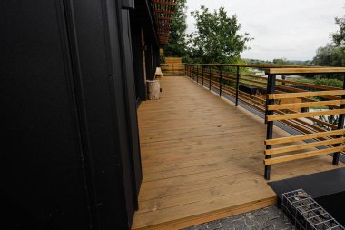 Modern ahşap taş evin ahşap terası.