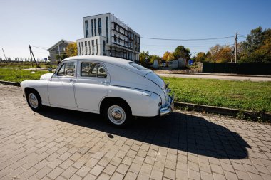 Lviv, Ukrayna - 09 Ekim 2022: Retro otomobil GAZ M20 Pobeda, Sovyetler Birliği 'nde üretildi.