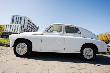 Lviv, Ukrayna - 09 Ekim 2022: Retro otomobil GAZ M20 Pobeda, Sovyetler Birliği 'nde üretildi.