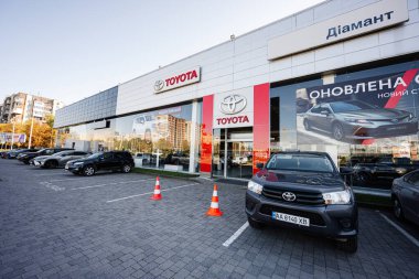 Lviv, Ukrayna - 09 Ekim 2022: Toyota otomobil galerisi bayisi marka arabalar.