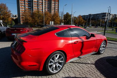 Lviv, Ukrayna - 09 Ekim 2022: Kırmızı Ford Mustang, araba piyasasında Amerikan güçlü arabaları.