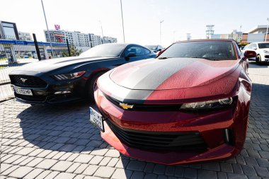 Lviv, Ukrayna - 09 Ekim 2022: Chevrolet Camaro ve Ford Mustang, araba piyasasında Amerikan güçlü arabaları.
