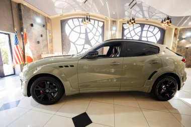 Lviv, Ukrayna - 09 Ekim 2022: Maserati Levante otomobil fuarı odasında.