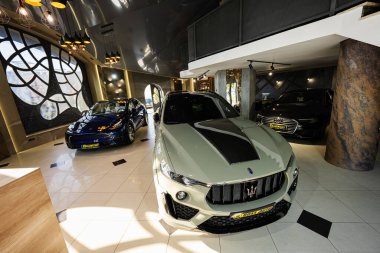 Lviv, Ukrayna - 09 Ekim 2022: Maserati Levante otomobil fuarı odasında.