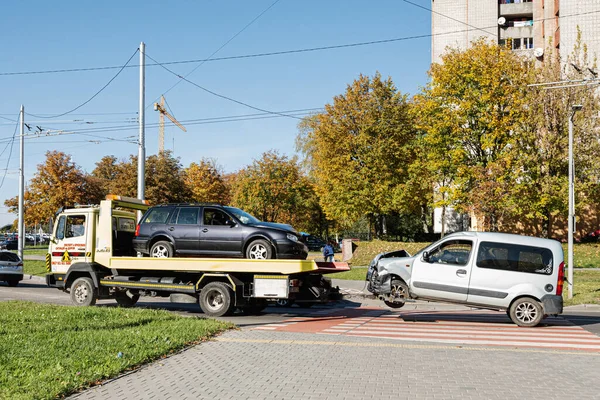 Lviv, Ukrayna - 09 Ekim 2022: Bir çekicinin bozuk arabası. Kaza sonrası hasar aracı.